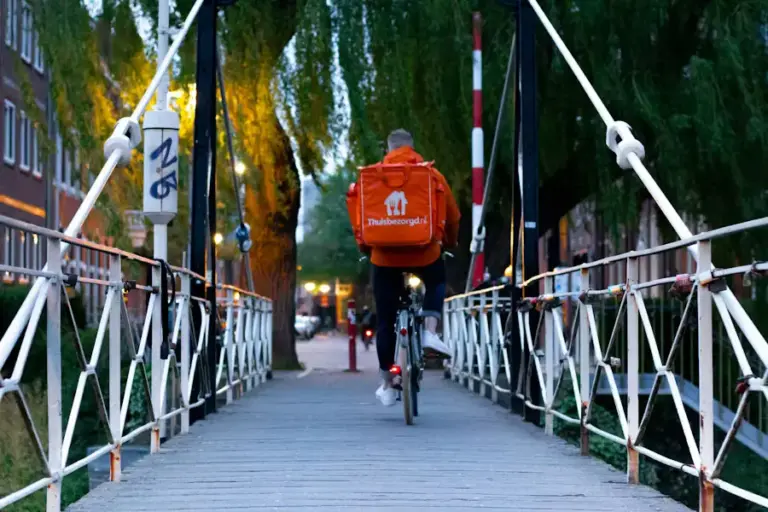 Bike couriers: a precarious reality shaped by the platforms