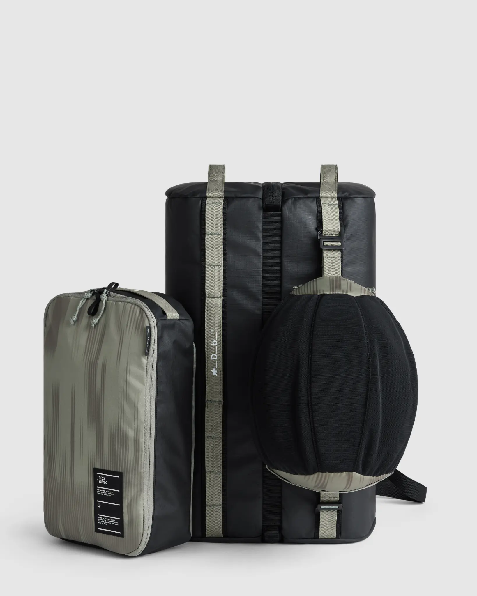 Les trois sacs du système ASSOS x Db Roamer : grand sac 50 litres, étui à casque et trousse à chaussures