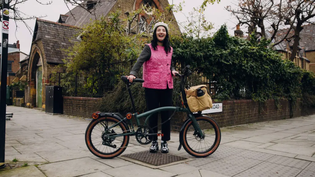 Une cycliste avec un Brompton pliant dans une rue de Londres