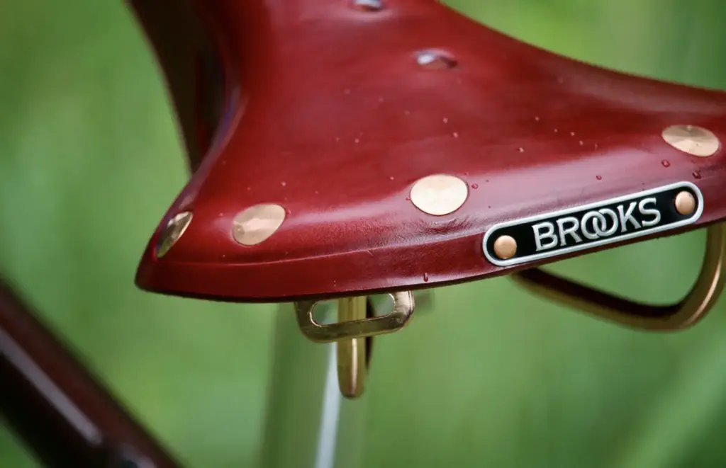 Wilde habille la Brooks B17 d’un cuir bordeaux, en 60 exemplaires