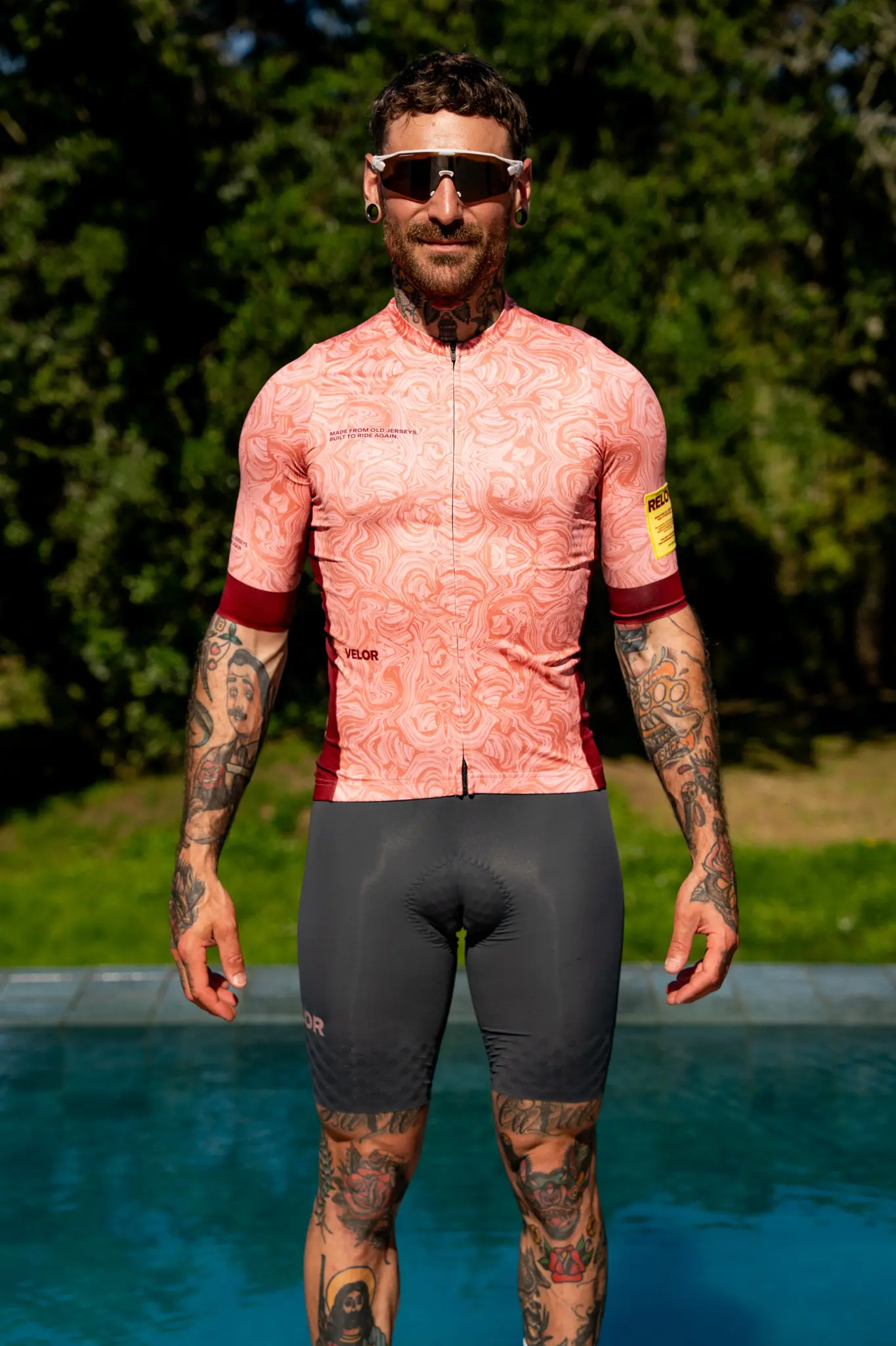 VELOR RELOV cycling jersey in the pink Dunes colourway worn by a cyclist