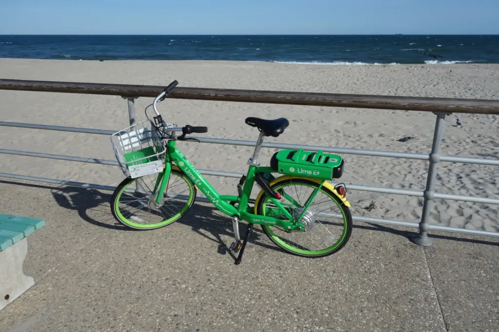 Un vélo électrique Lime en libre-service garé en bord de promenade