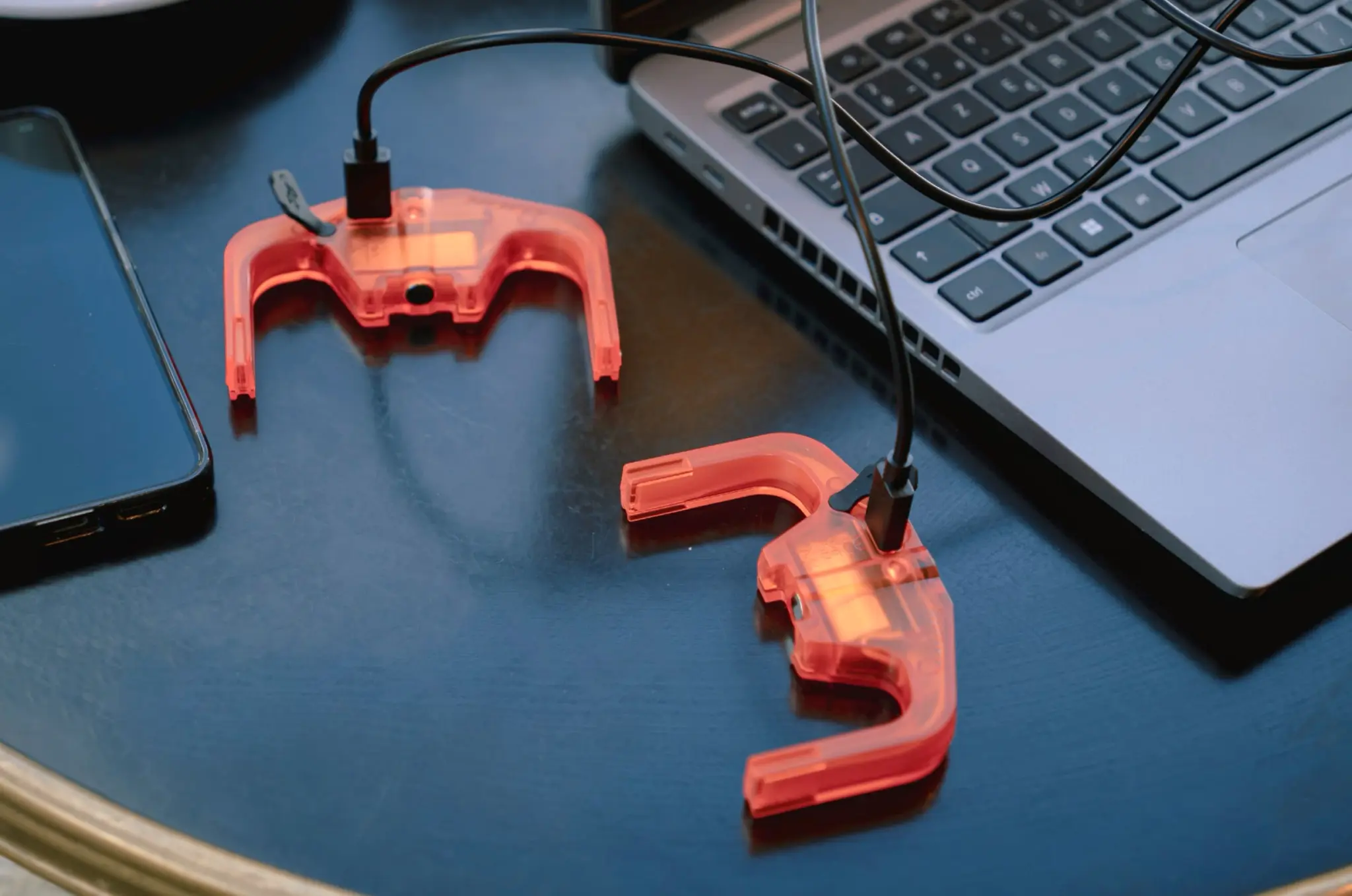 Les deux blocs lumineux des pédales Look Geo City Vision rechargés en USB-C posés sur une table