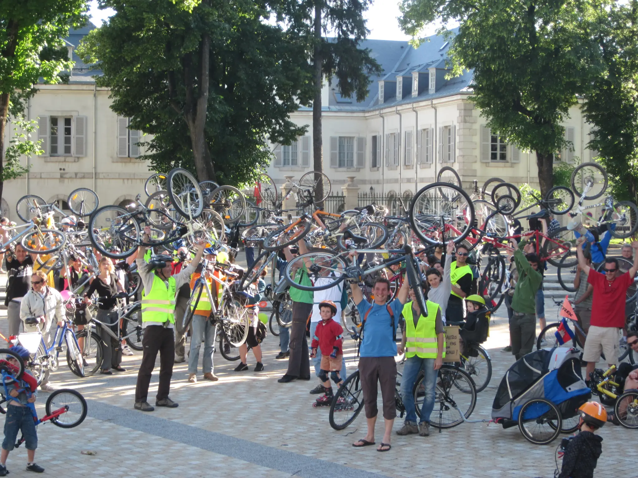 Cortège de cyclistes et vélos décorés lors d'une parade Vélorution dans la rue