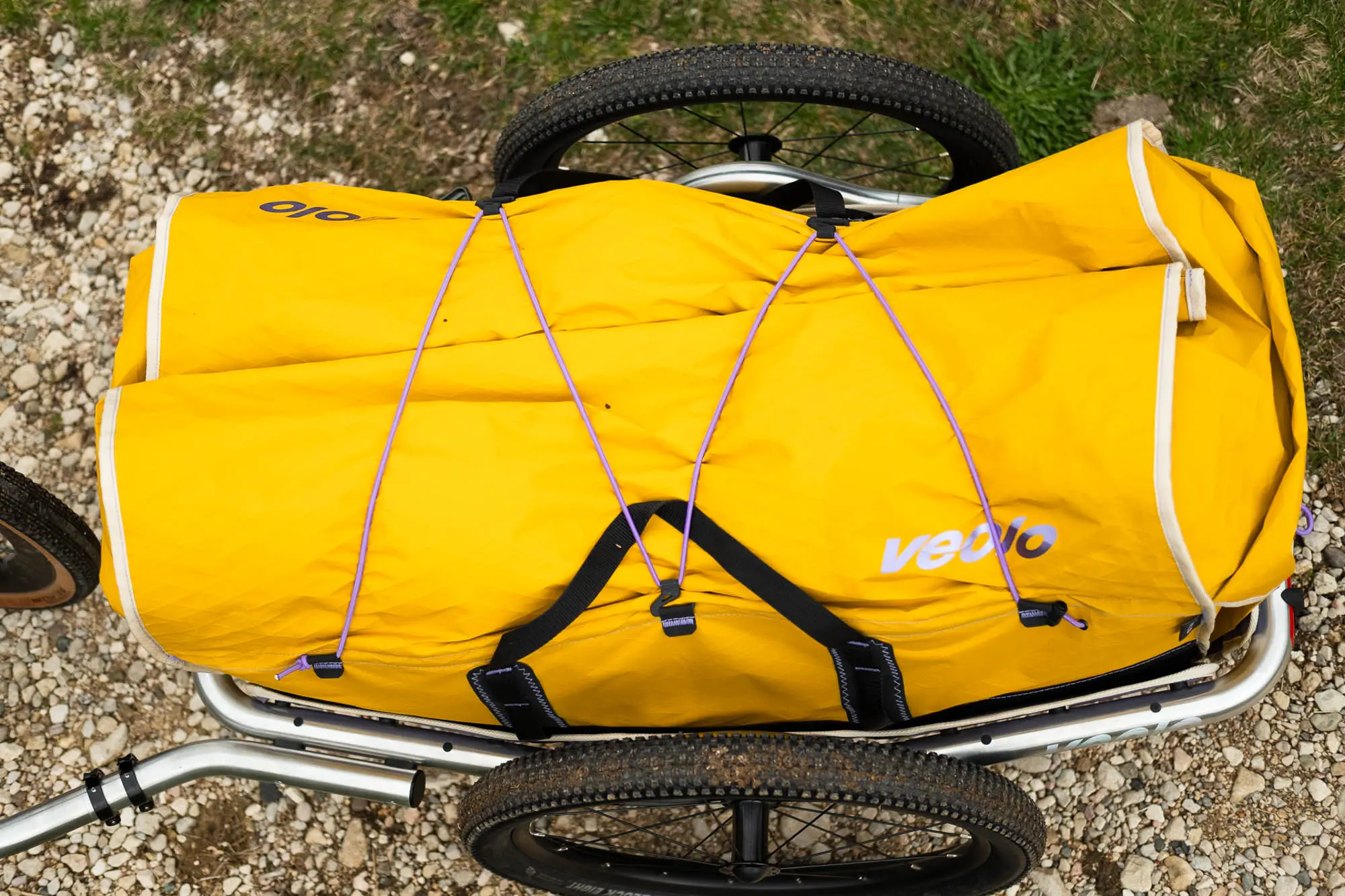 Vue latérale de la remorque Veolo 2.0 chargée, attelée à un vélo