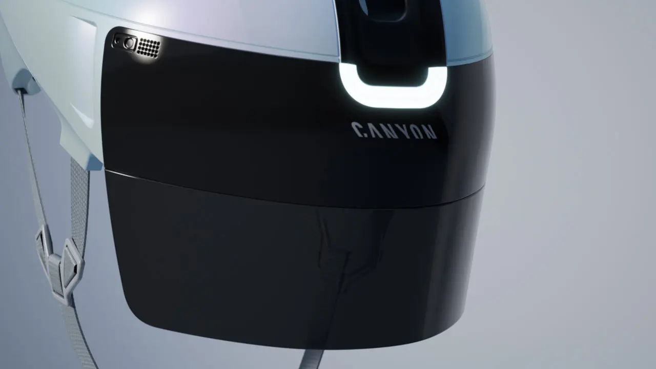Gros plan de la visière du casque Canyon Stingr Smart, avec bande lumineuse et grille de haut-parleur