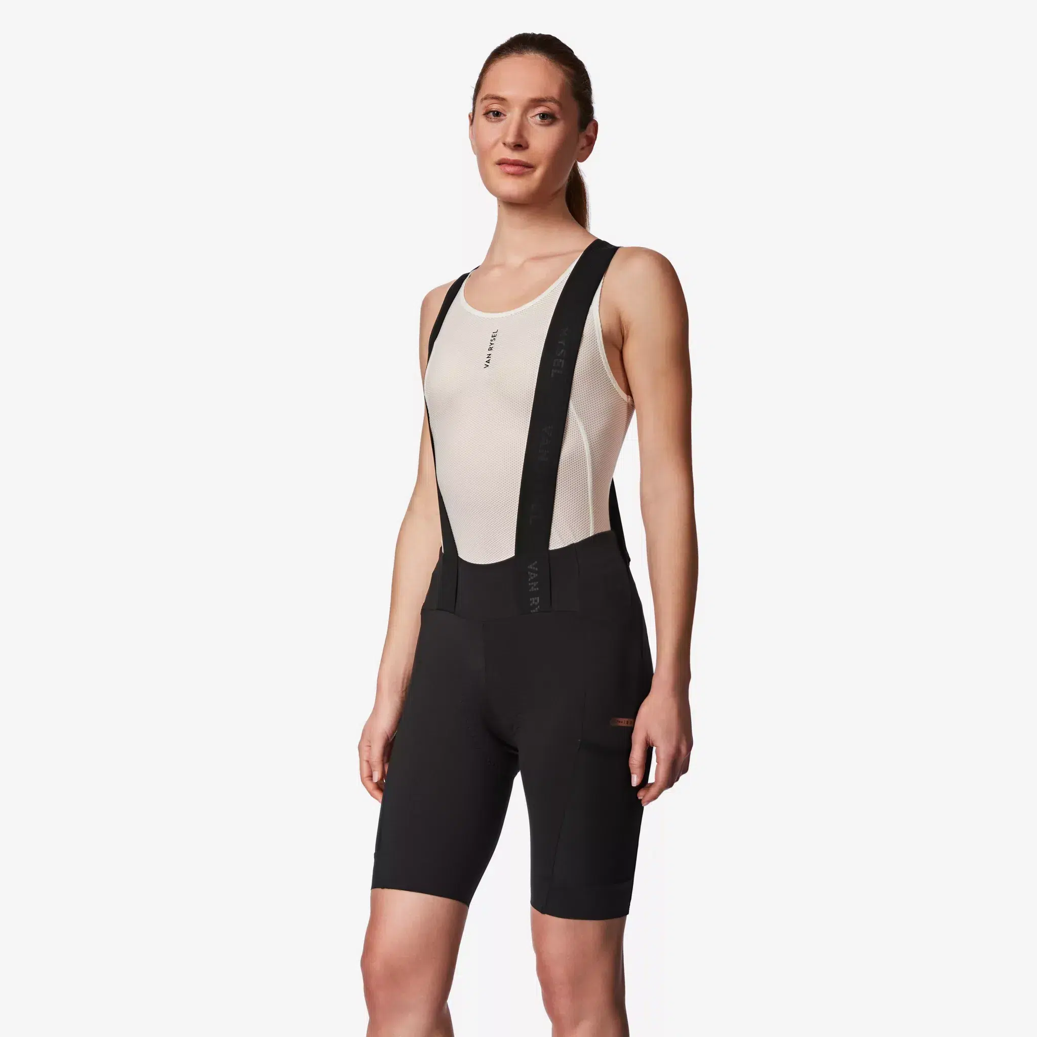 Cuissard à bretelles Van Rysel EDR Ultra femme, porté sur un sous-maillot blanc, avec poche cargo