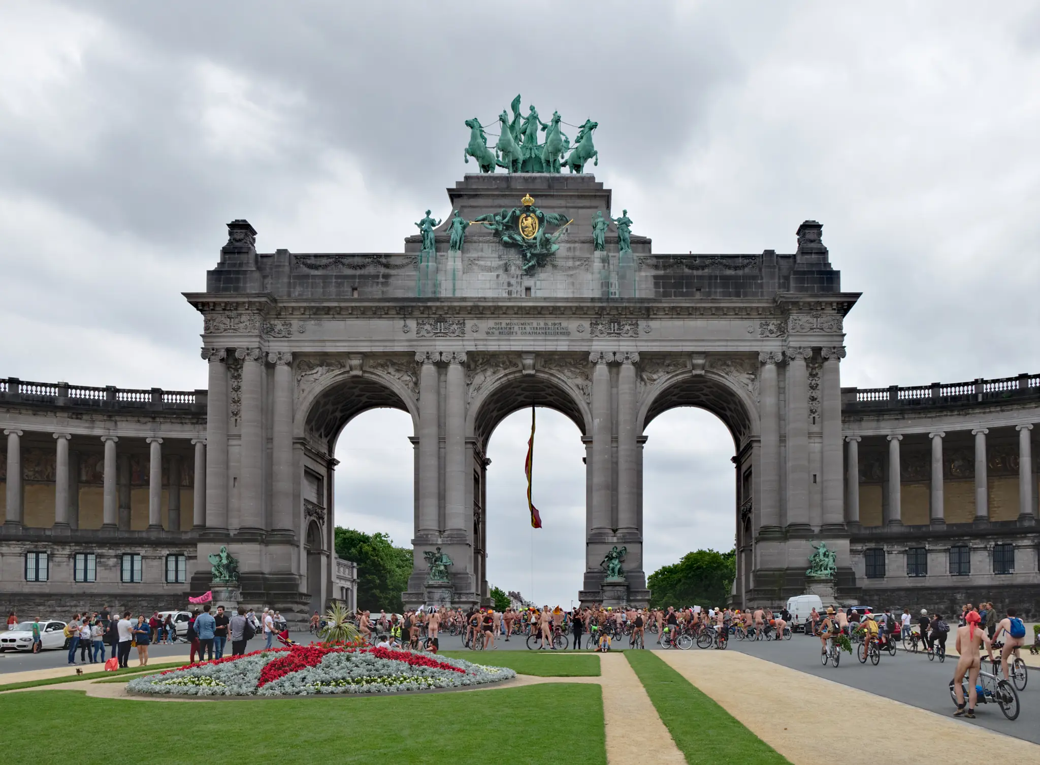 Cortège de la World Naked Bike Ride passant devant l'Arc du Cinquantenaire à Bruxelles