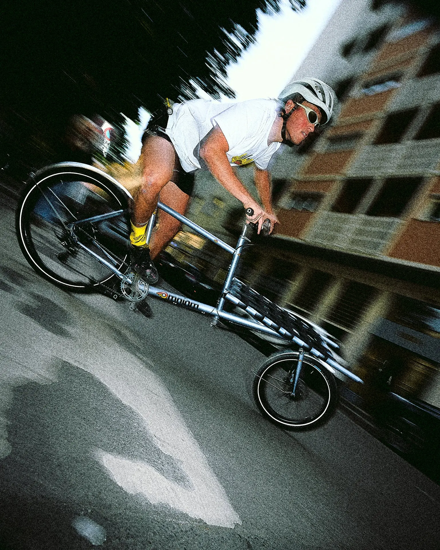 Le Cinelli × Omnium Supercargo en Azzurro Laser en situation urbaine
