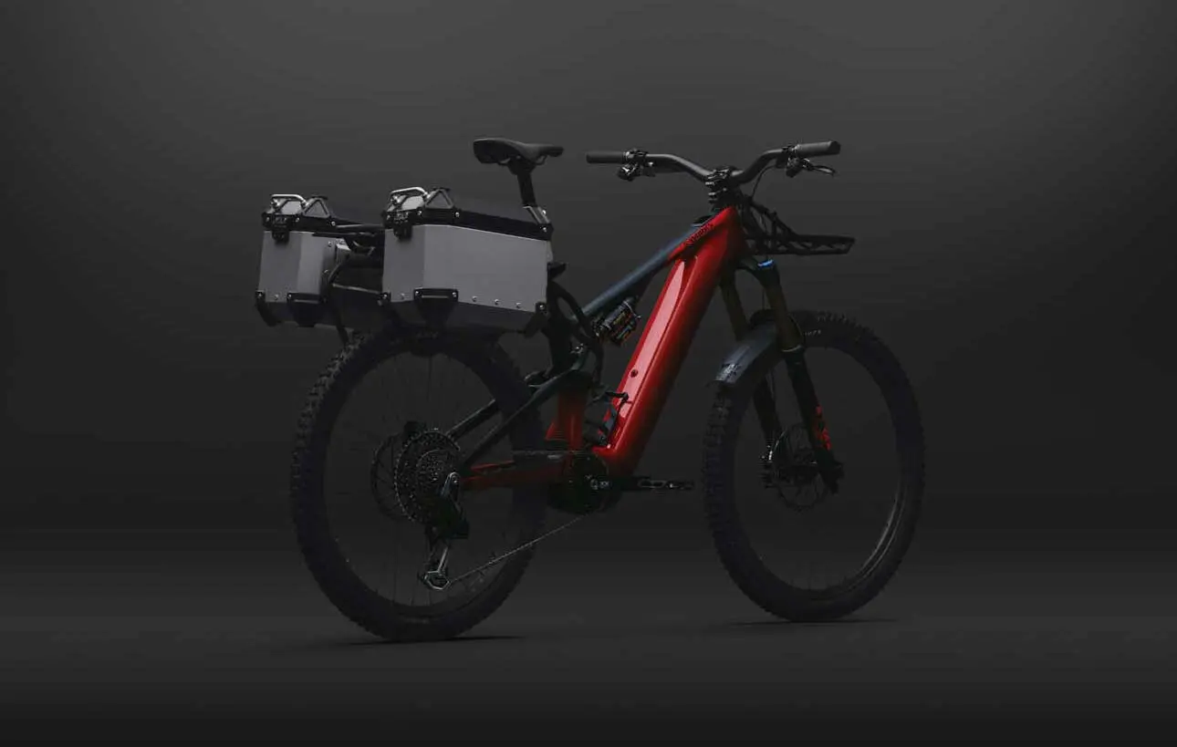 Specialized S-Works Levo 4 X équipé de valises rigides Mosko Moto, vu de trois quarts arrière