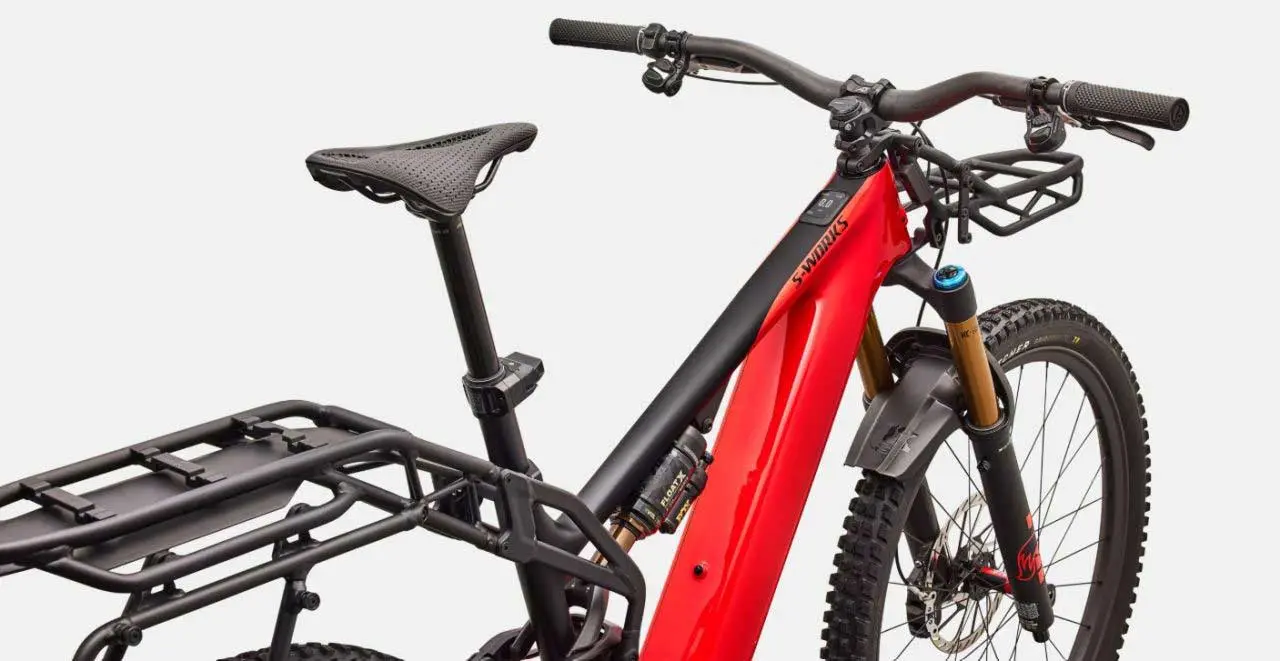 Détail des porte-bagages avant et arrière intégrés du Specialized S-Works Levo 4 X
