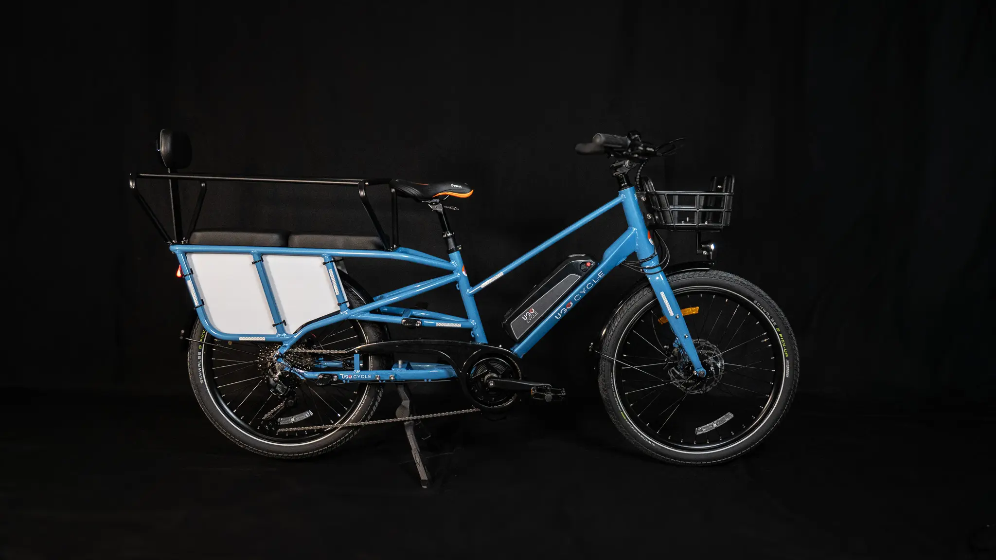 Vélo cargo électrique longtail UGO Cycle Atlas de profil, équipé d’un siège enfant