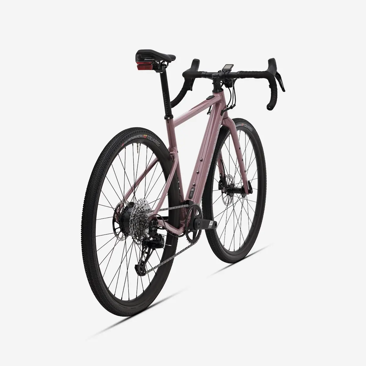 Gravel électrique Van Rysel E-GRVL AF HD X30 rose taupe sur fond blanc, vue de trois quarts arrière