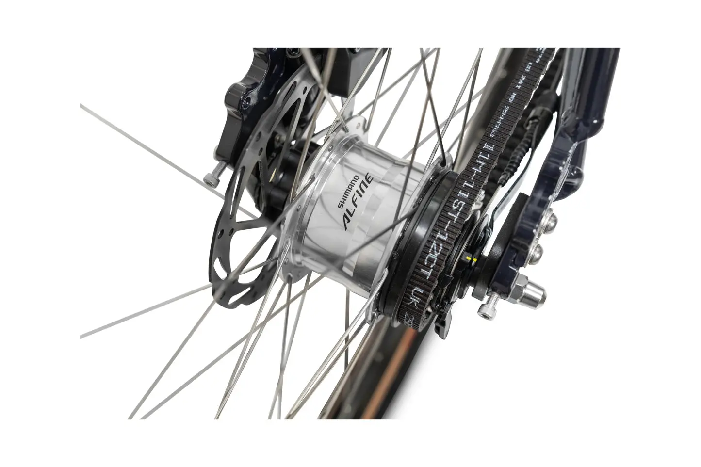 Détail du moyeu arrière Shimano Alfine 11 et de la courroie Gates du Priority Apollo Flat Bar