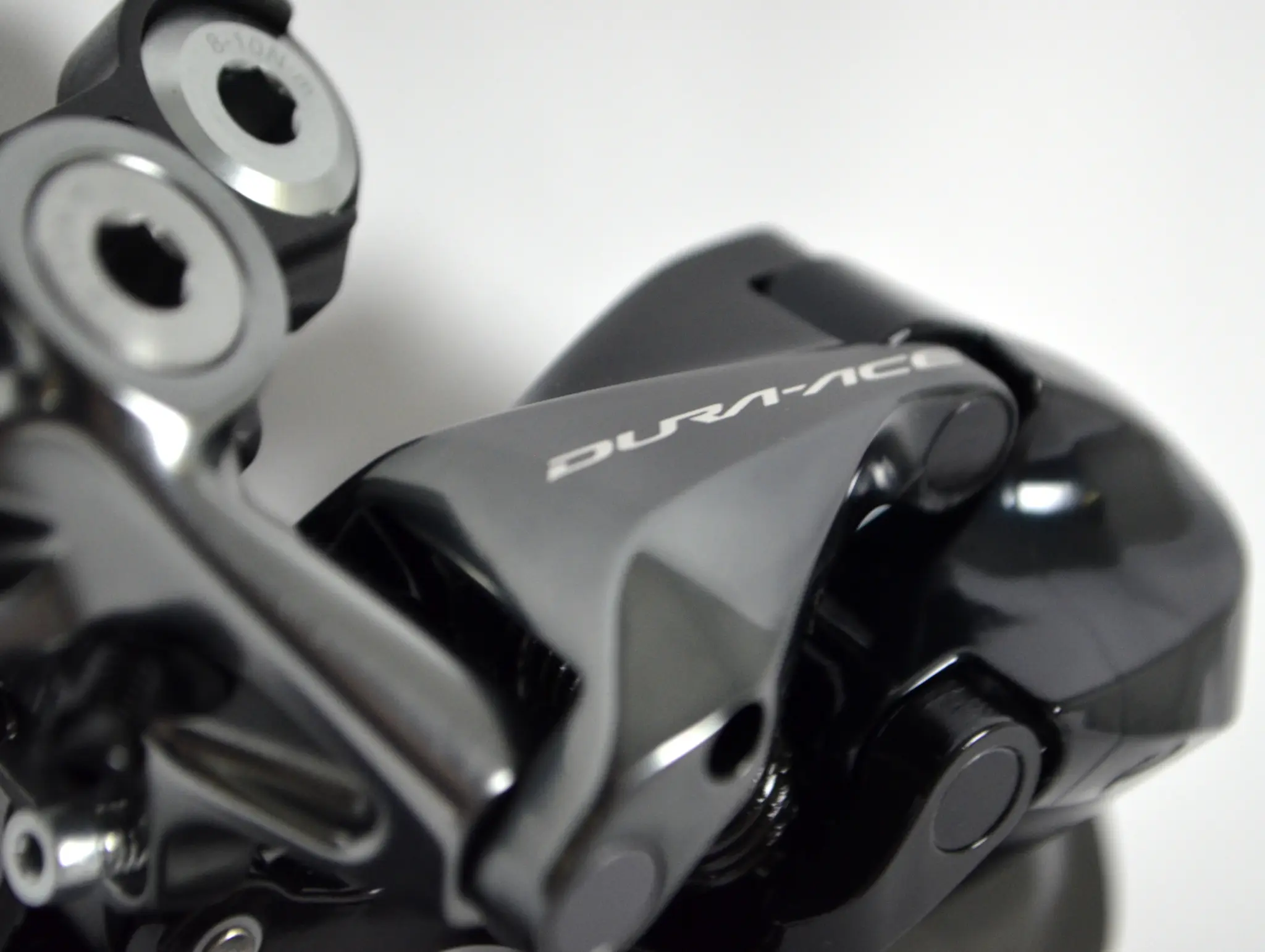 Gros plan sur un dérailleur arrière Shimano Dura-Ace