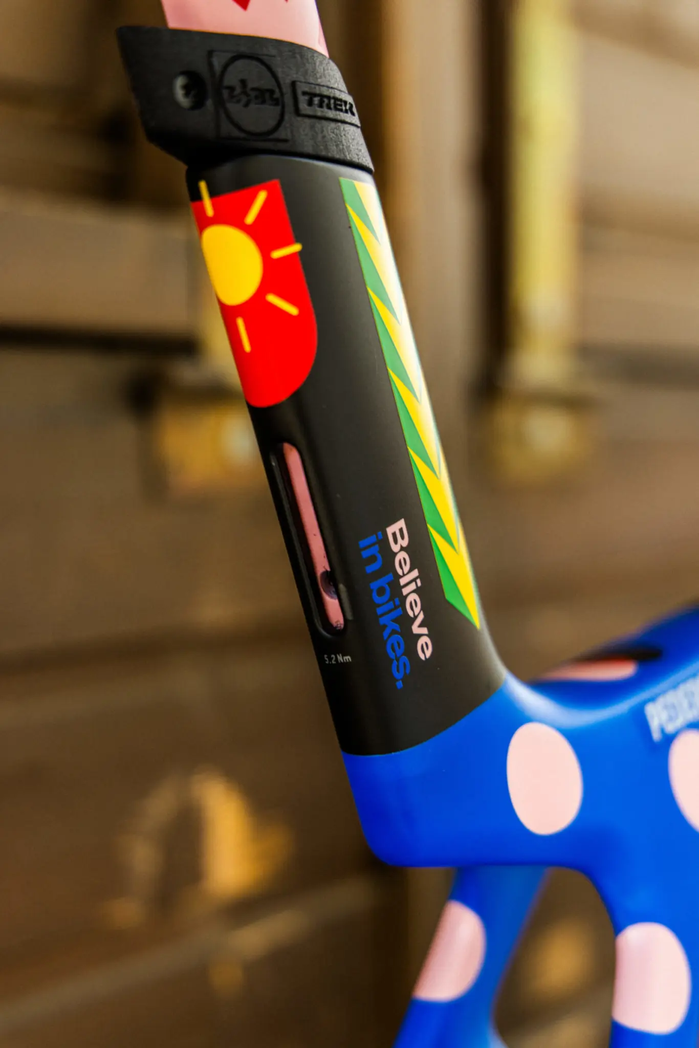 Detail du tube de direction du Madone First 50 ICON, inscription Believe in bikes