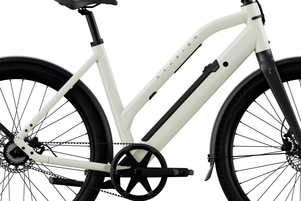 Raleigh ONE ST : le vélo électrique urbain connecté passe au cadre ouvert, à 2 399 €