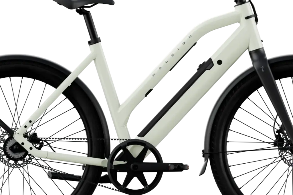 Raleigh ONE ST : le vélo électrique urbain connecté passe au cadre ouvert, à 2 399 €