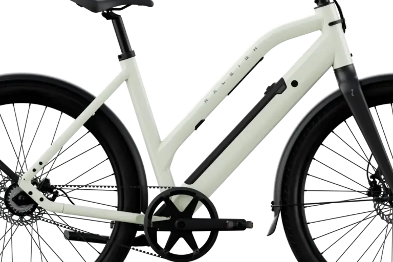 Raleigh ONE ST : le vélo électrique urbain connecté passe au cadre ouvert, à 2 399 €