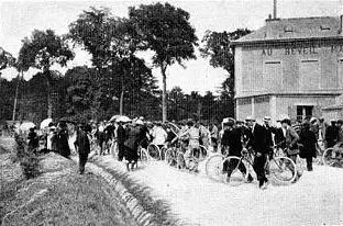 The “Au Réveil-Matin” café at Montgeron, with riders and spectators, in 1903