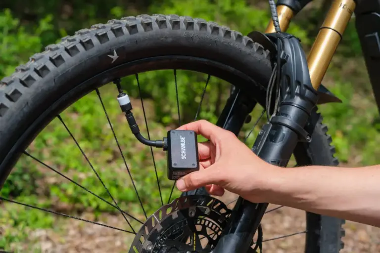 Schwalbe E-Micro Pump: the 130 g electric mini pump that hits 8.3 bar