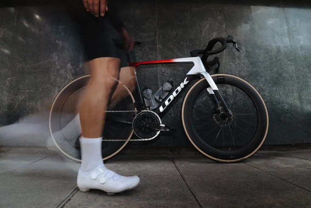 Vélo de route LOOK 795 BladeRS 3 blanc et rouge posé contre un mur