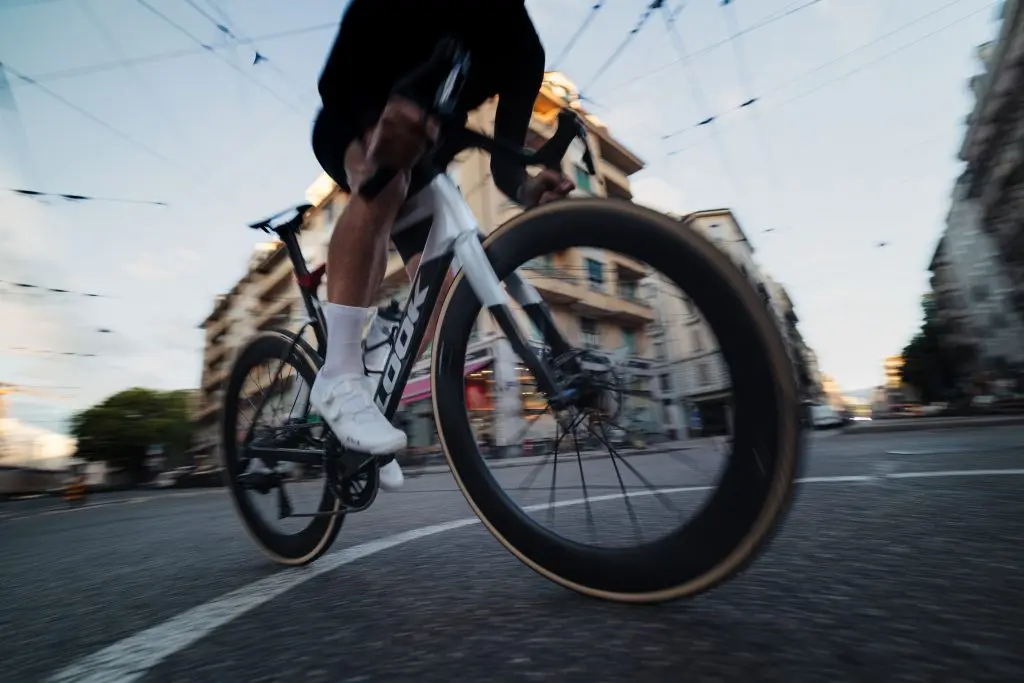 Cycliste roulant sur un LOOK 795 BladeRS 3 en ville