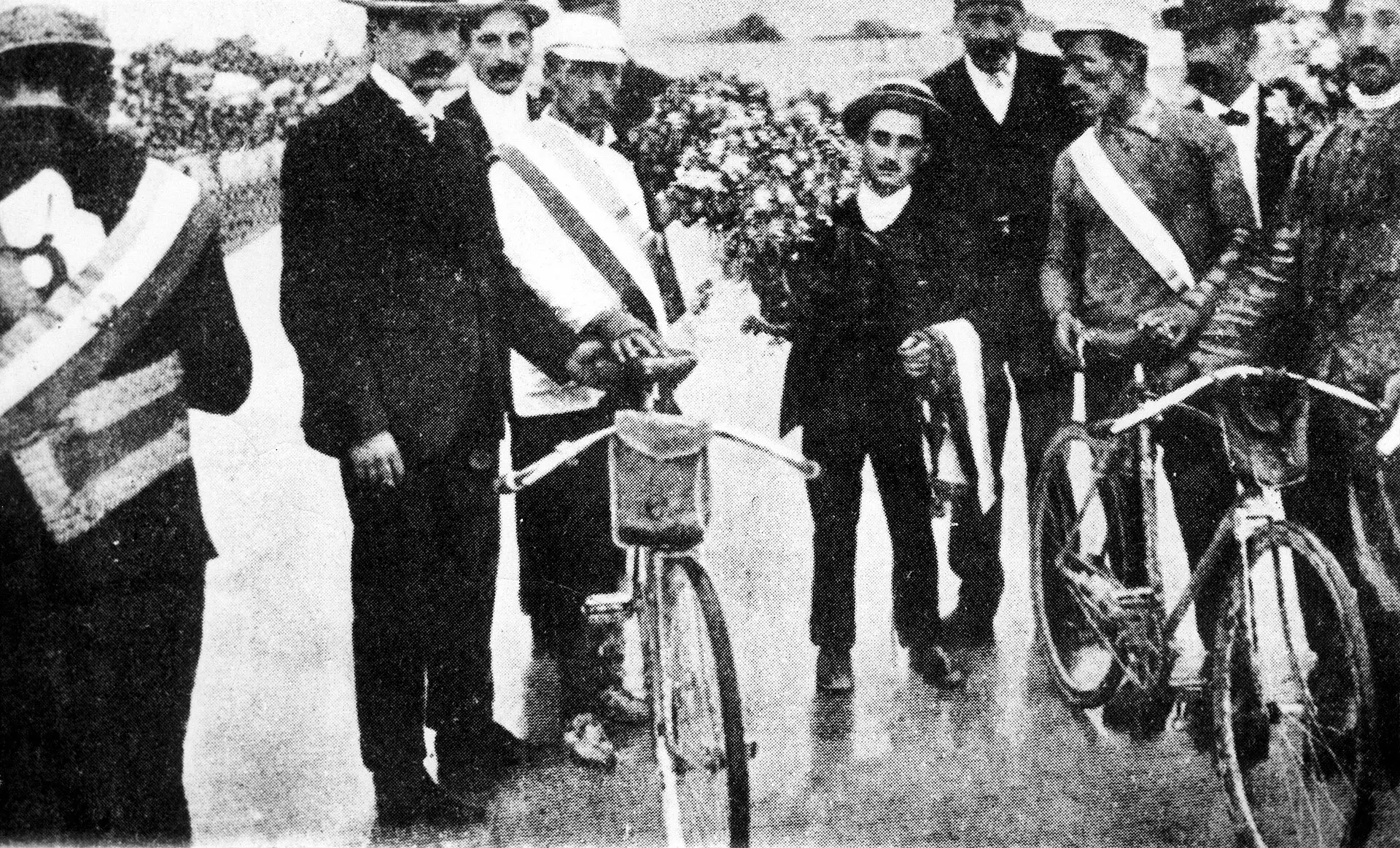 Riders and spectators during the 1904 Tour de France, the edition marked by scandal