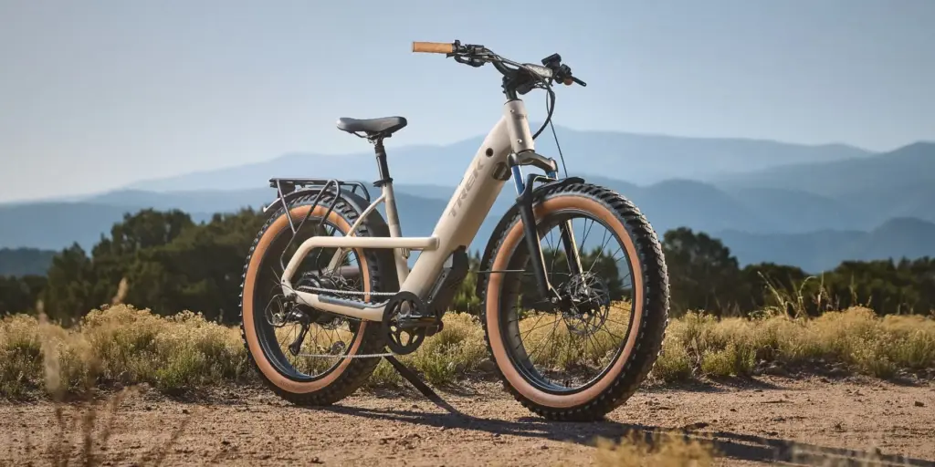 Trek se lance dans le vélo électrique à gros pneus avec le Borrego+