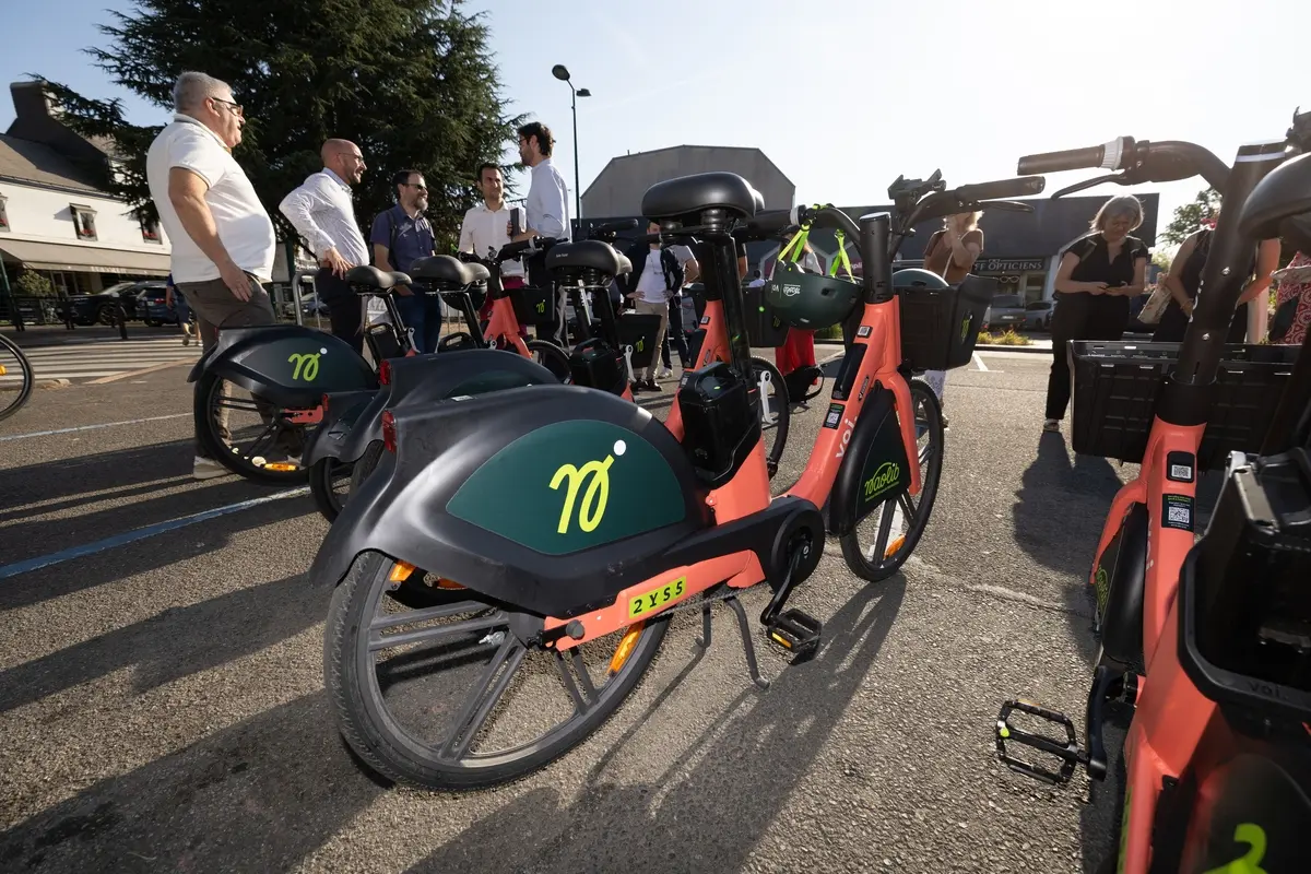 Vélos électriques en libre-service VOI garés lors de leur présentation officielle à Nantes Métropole