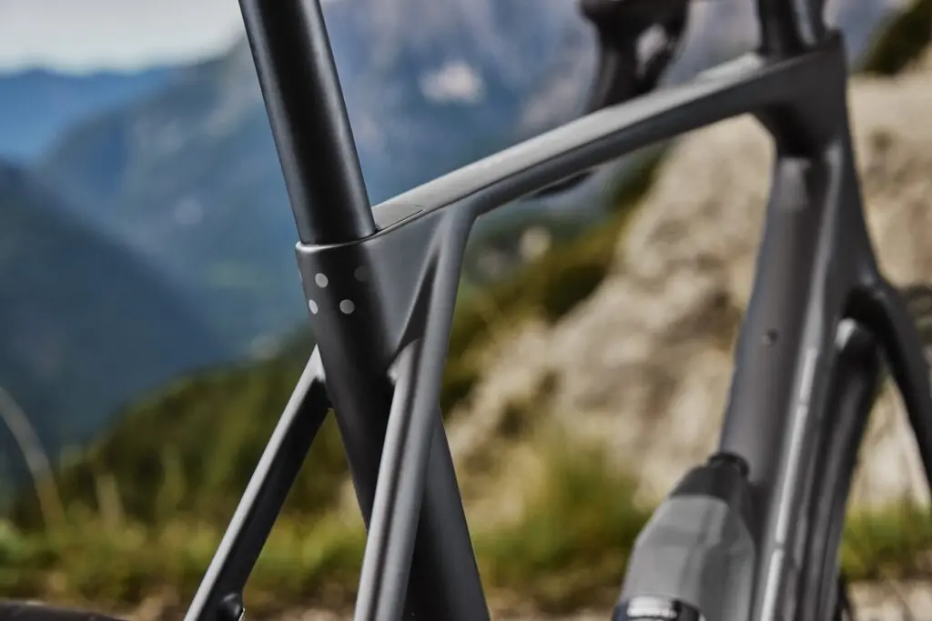 Détail de la jonction du tube de selle du Trek Domane de cinquième génération, sans découpleur IsoSpeed