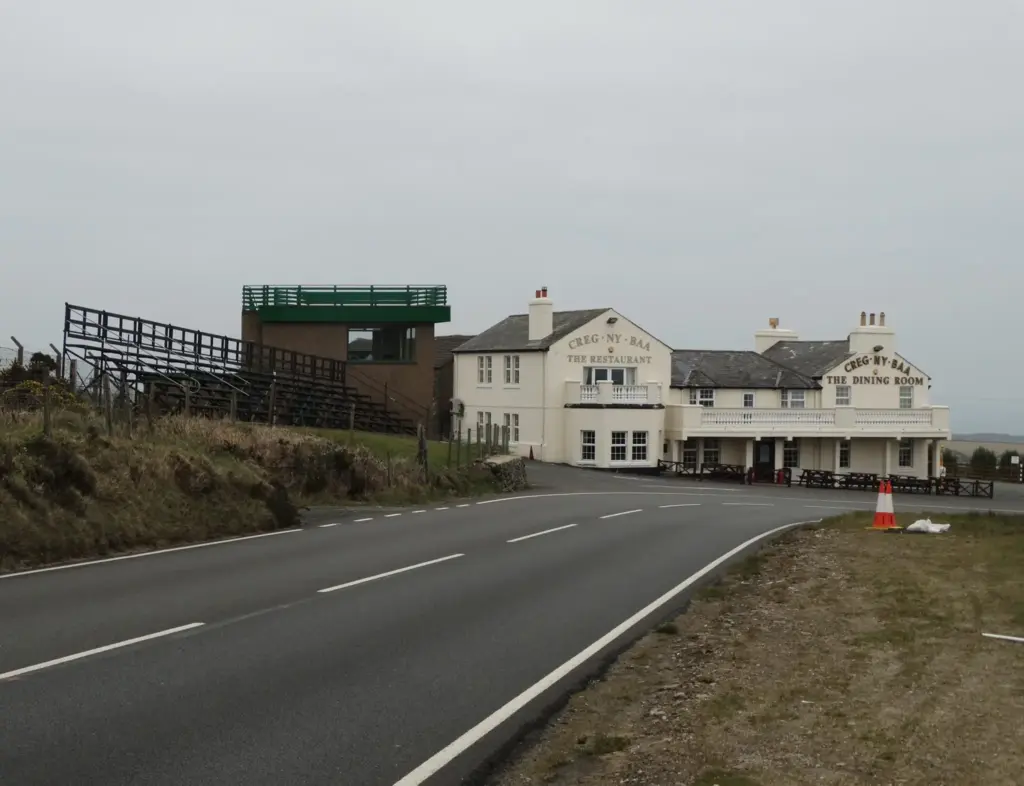 Le virage de Creg-ny-Baa sur l'A18, avec son auberge et ses tribunes, borne sud du tronçon interdit aux cyclistes
