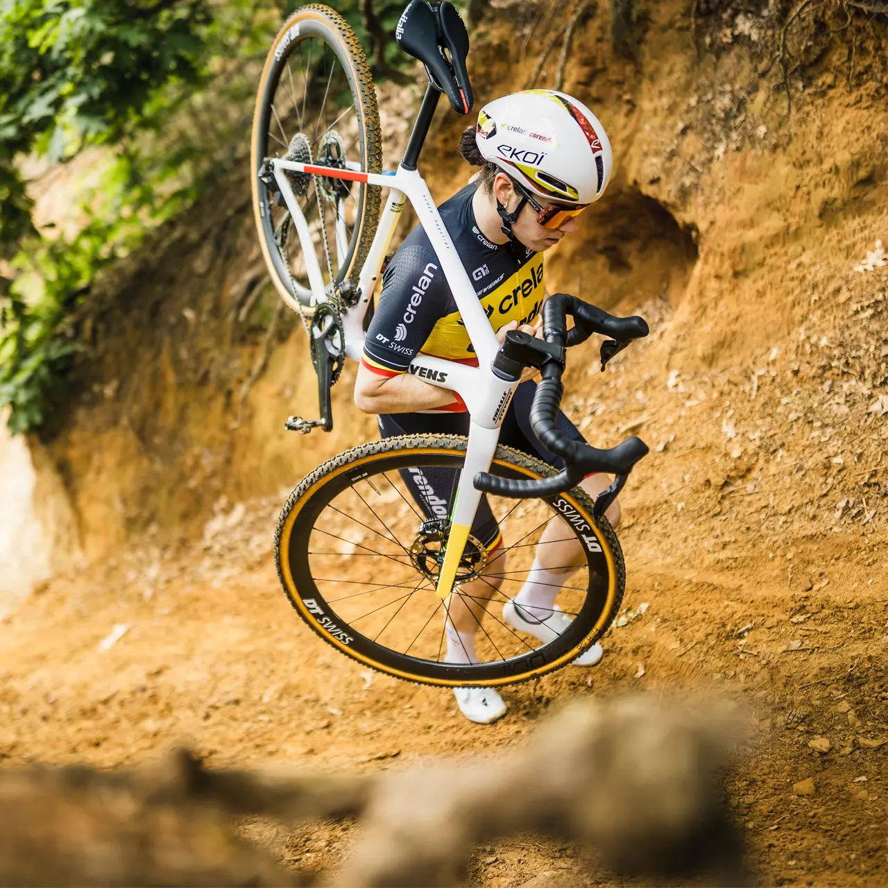 Un coureur porte le Stevens Super Prestige 2027 sur l'épaule