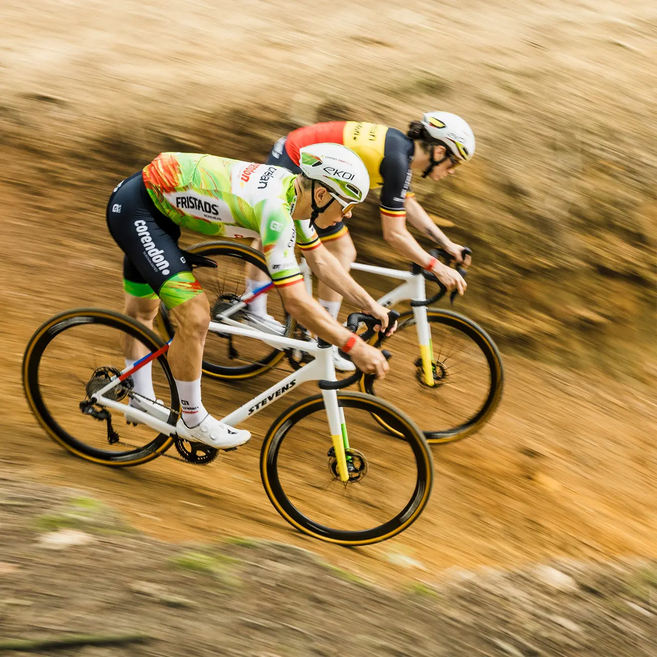 Deux coureurs sur le Stevens Super Prestige 2027