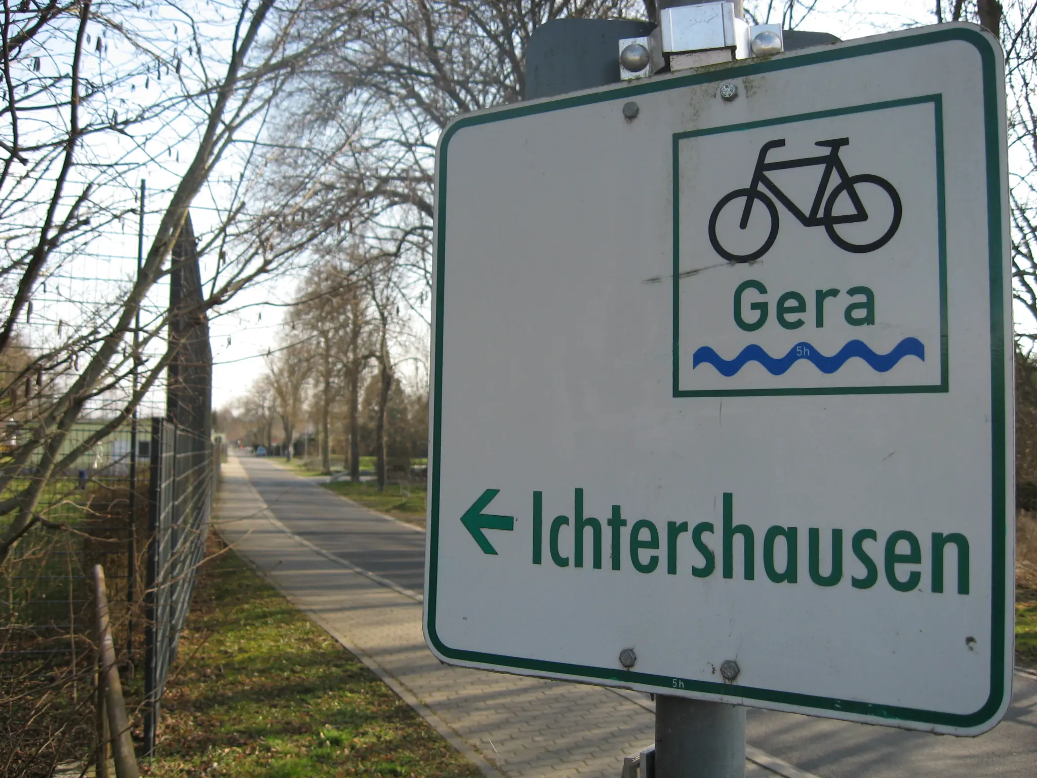 A cycle path in Thuringia, without a solar canopy