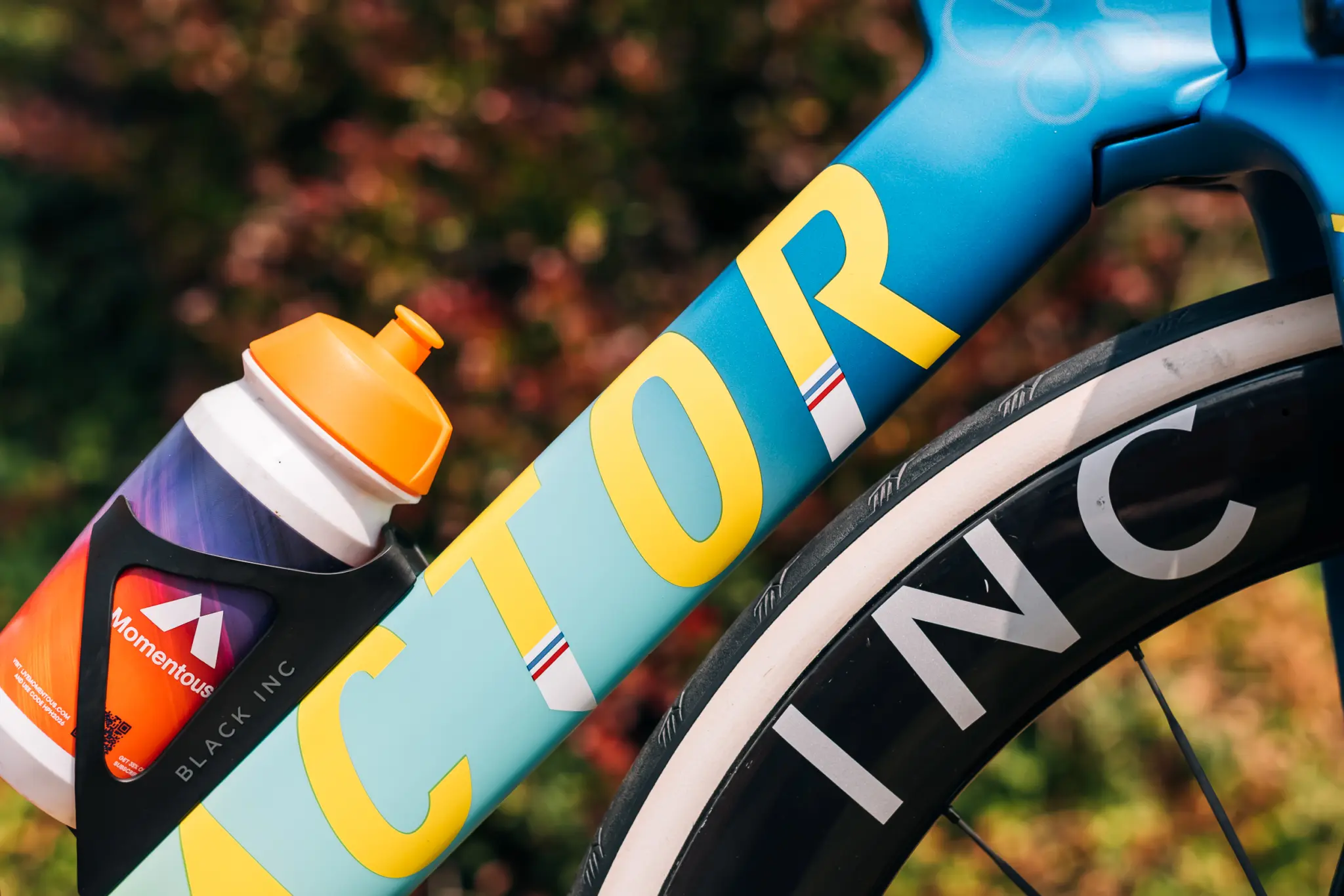 Détail du tube diagonal d'un Factor ONE peint en bleu et jaune, avec porte-bidon Black Inc intégré