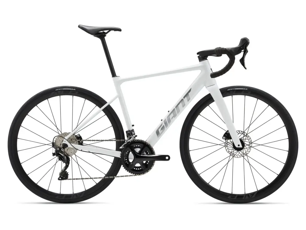 Giant Contend SL 1 2027 en coloris Pearl White, vélo de route en aluminium à freins à disque