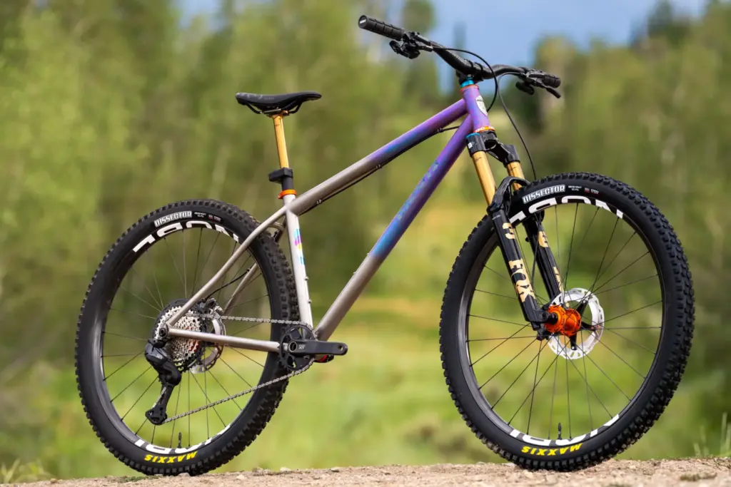 Moots redessine le Womble : hardtail titane, pneus de 2,6 pouces, cadre à 4 799 dollars
