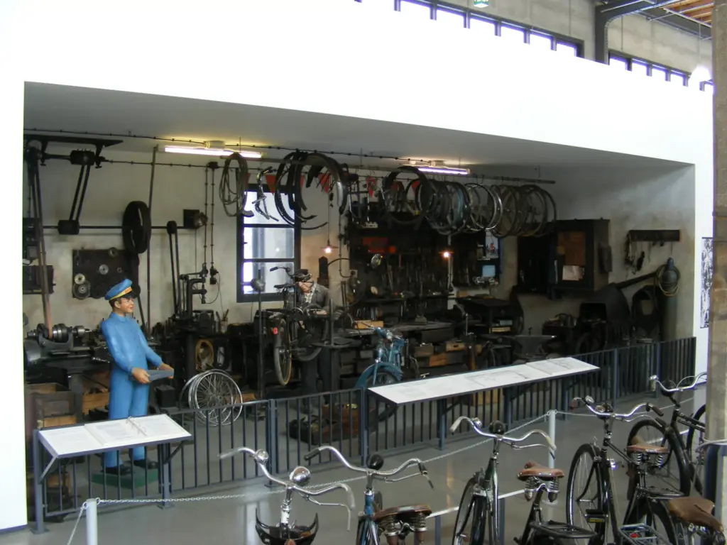 Mechanic shortage: Switzerland expands its bike mechanic training