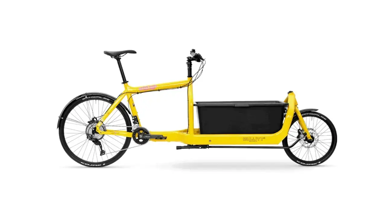 Un biporteur Bullitt vu de profil, dont la couleur du cadre change successivement