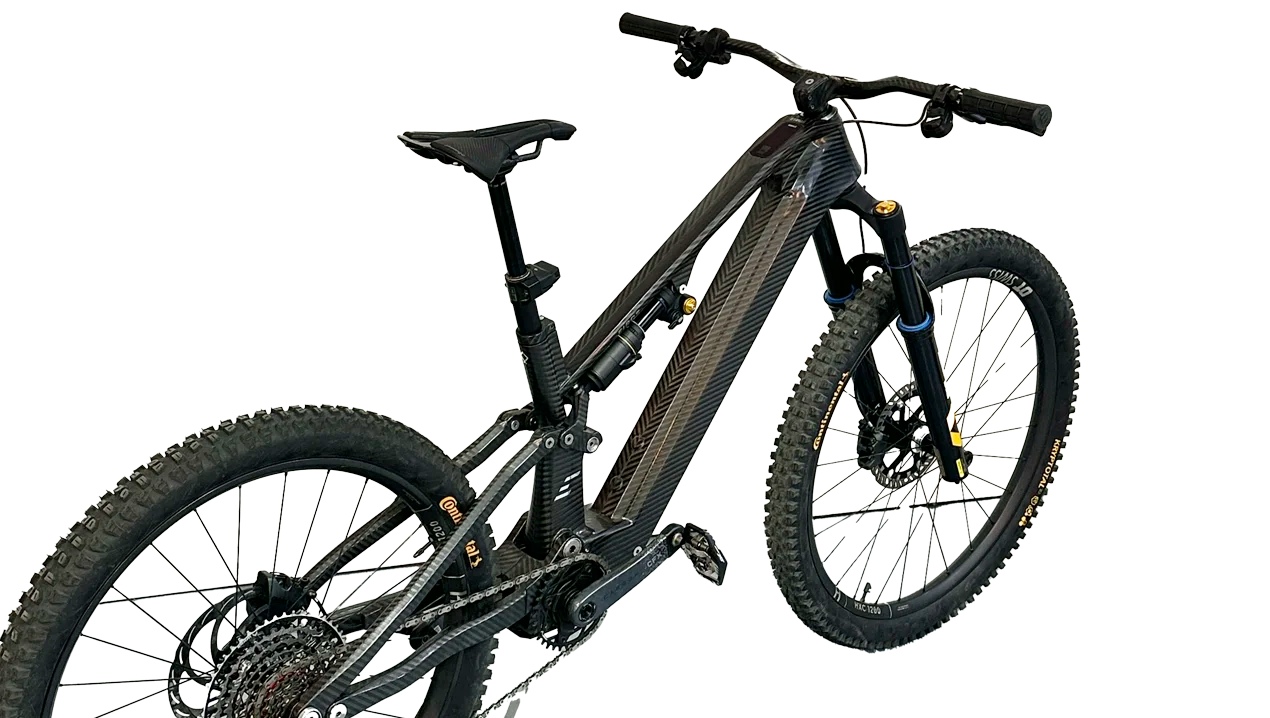 Eiros Empor-E seen from the rear three-quarter view, woven carbon frame and Öhlins fork