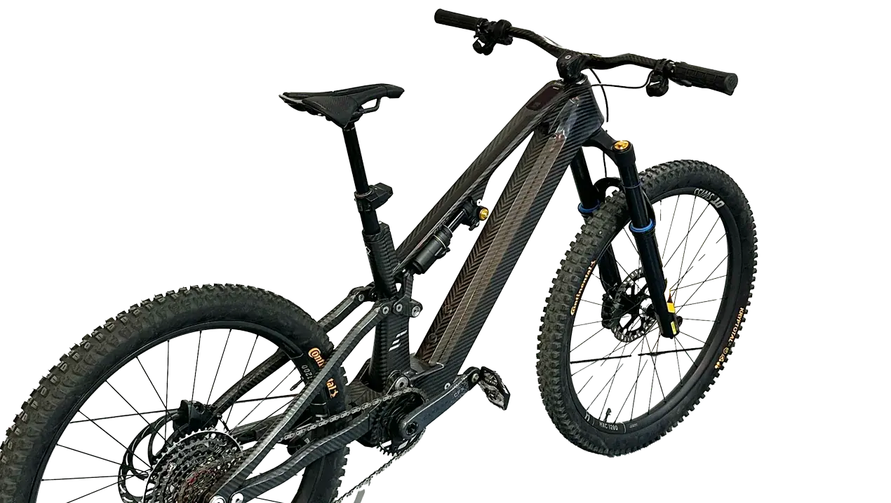 Eiros Empor-E seen from the rear three-quarter view, woven carbon frame and Öhlins fork