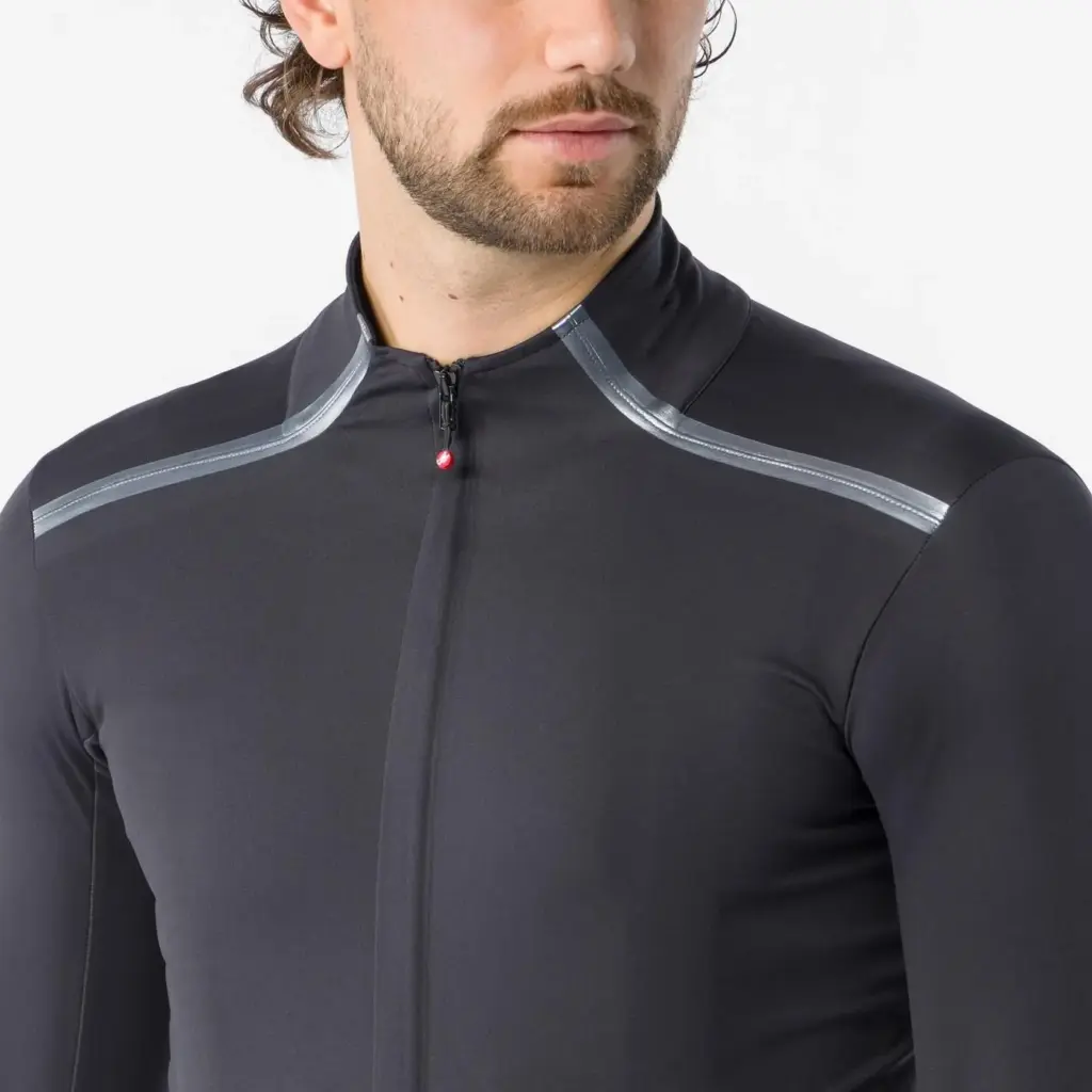 Castelli Gabba Pro noire portée, détail du col et des bandes réfléchissantes aux épaules