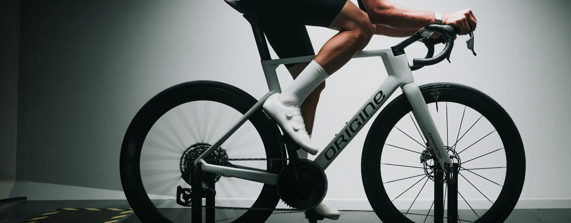 Le vélo de route aéro Origine Fraxion X RR de profil en studio, cadre blanc et roues à jante haute