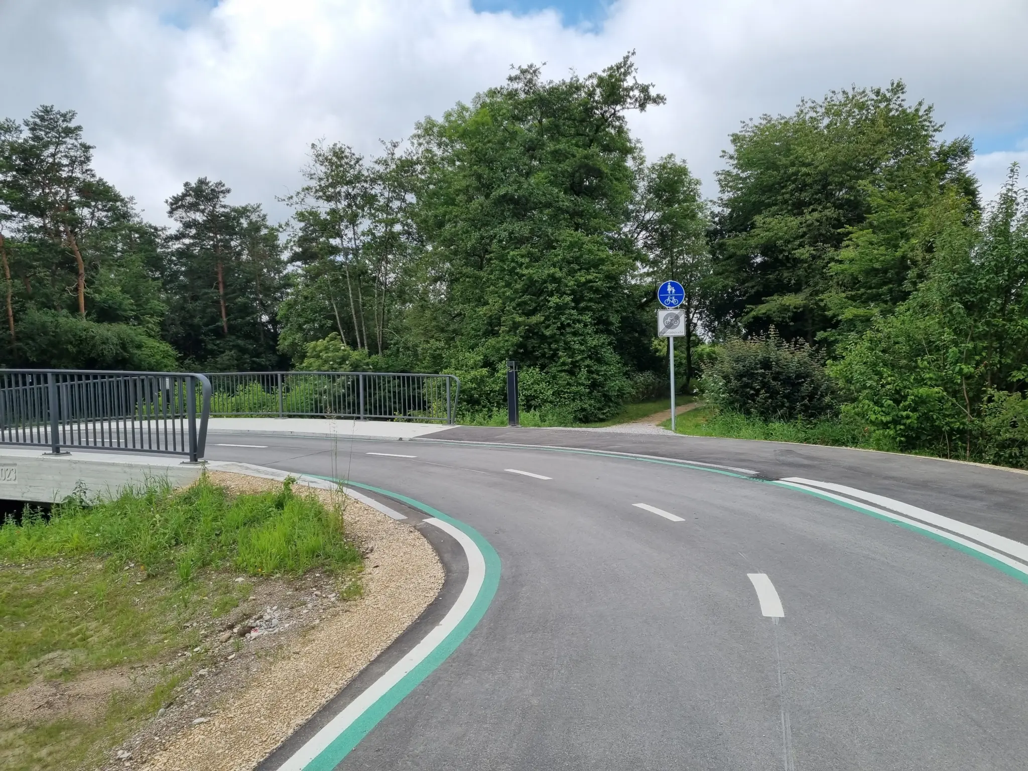 Cycle superhighway and its bridge in Munich