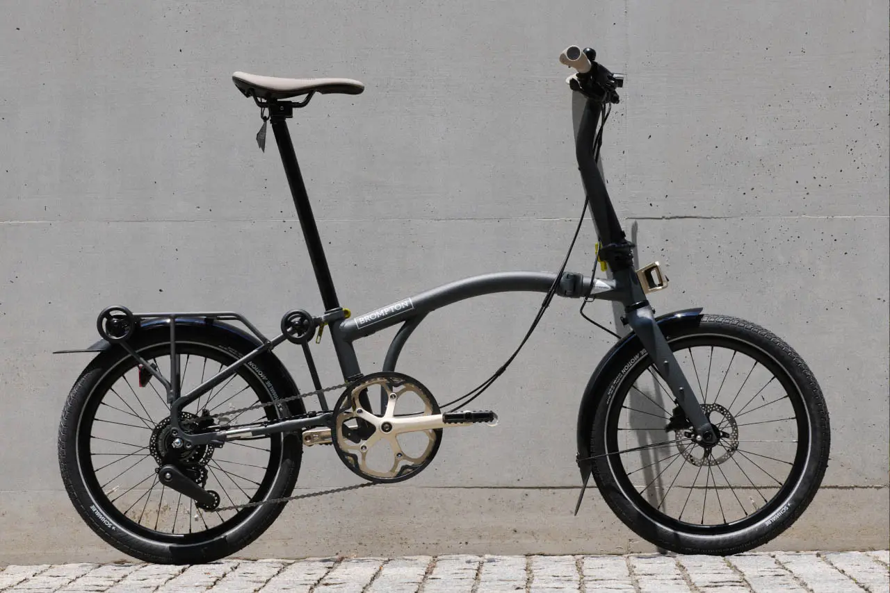 Detail of the Brompton x and wander G Line and its luggage