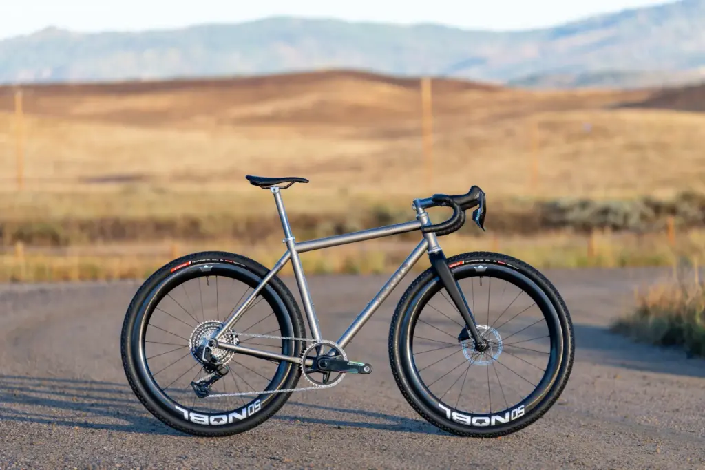 Moots Routt : le gravel en titane refondu passe aux pneus de 57 mm