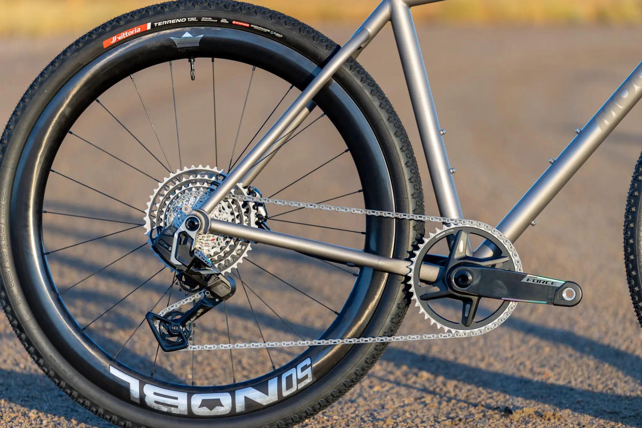 Arrière du Moots Routt en titane avec transmission monoplateau et pneu gravel large