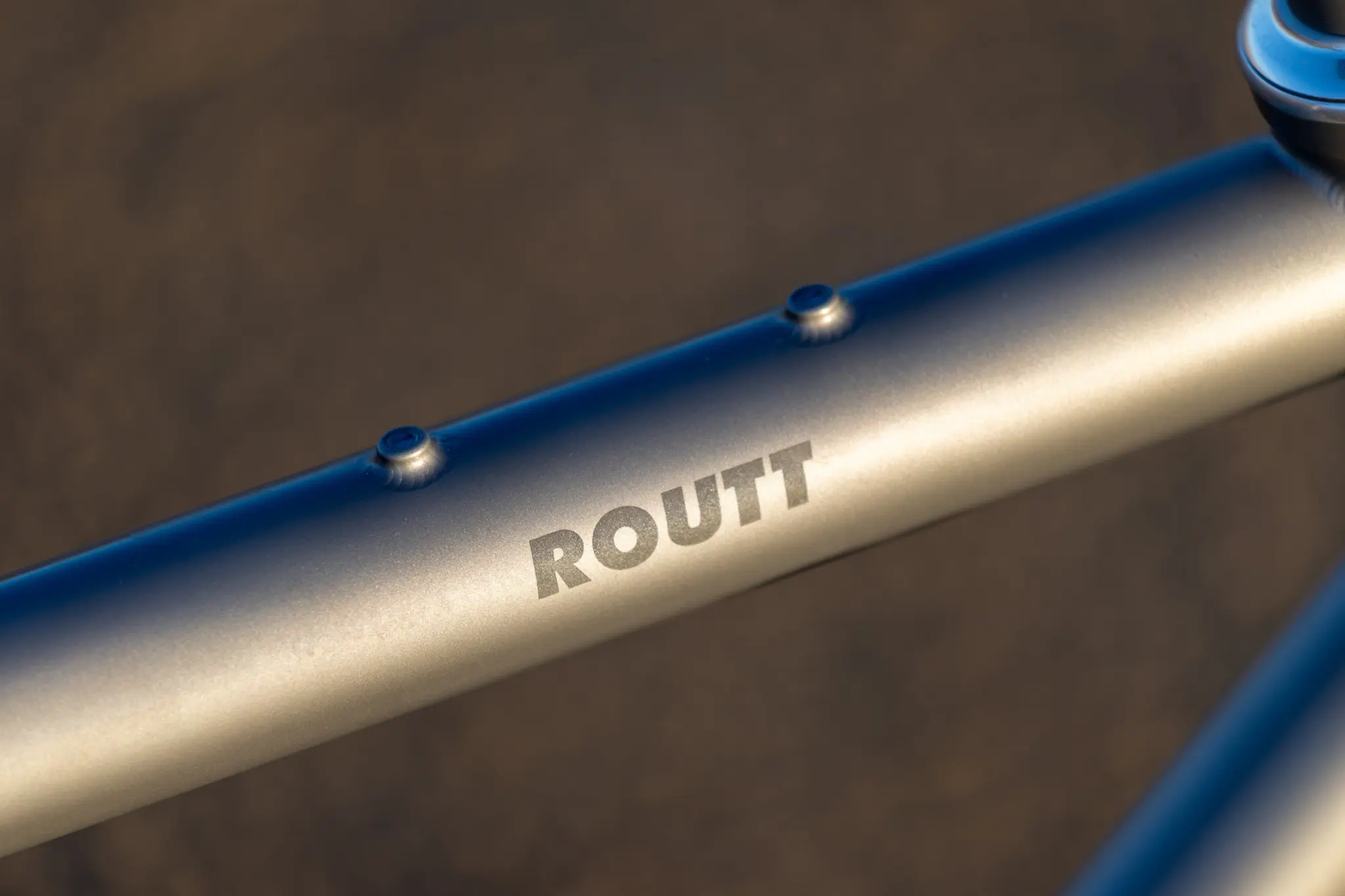 Inscription Routt gravée sur le tube horizontal en titane