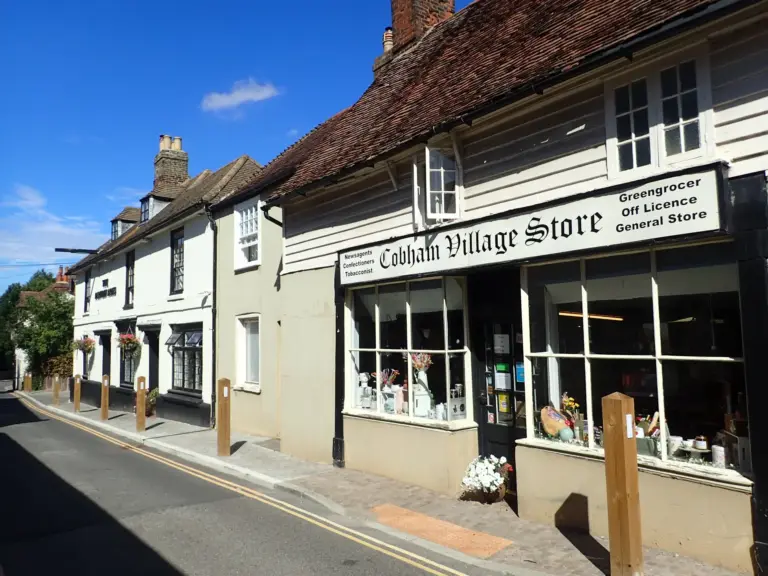 Kent: two cyclists killed, three people arrested after a collision